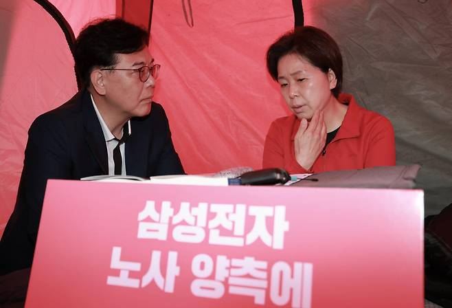 국민의힘 공동선대위원장인 송언석 원내대표가 20일 경기도 삼성전자 평택캠퍼스 입구에서 삼성전자 노사 대타협을 촉구하며 단식하는 양향자 경기도지사 후보를 만나 대화하고 있다. 연합뉴스