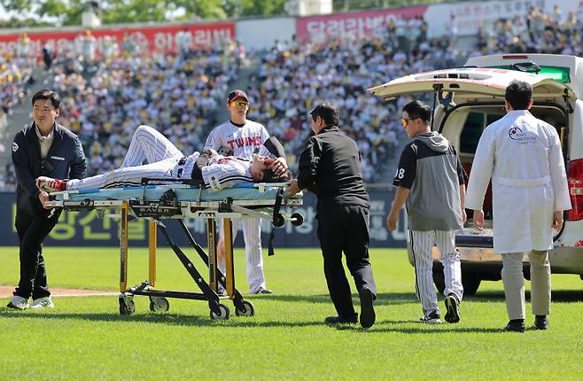 <yonhap photo-4539="">어린이날인 5일 서울 잠실야구장에서 열린 KBO 프로야구 두산 베어스와 LG 트윈스의 경기. 4회초 LG 1루수 문보경이 수비 중 부상을 당해 구급차로 이송되고 있다. 2026.5.5 ondol@yna.co.kr/2026-05-05 15:23:20/ <저작권자 ⓒ 1980~2026 ㈜연합뉴스. 무단 전재 재배포 금지, AI 학습 및 활용 금지></yonhap>