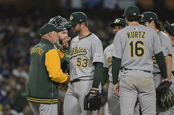 <yonhap photo-5144=""> Oakland Athletics manager Mark Kotsay, left, pulls starting pitcher Gunnar Hoglund (53) as Nick Kurtz (16) and the rest of the infield stand by in the sixth inning of a baseball game against the Los Angeles Dodgers, Wednesday, May 14, 2025, in Los Angeles. (AP Photo/Jayne Kamin-Oncea)/2025-05-15 12:51:18/ <저작권자 ⓒ 1980~2025 ㈜연합뉴스. 무단 전재 재배포 금지, AI 학습 및 활용 금지></yonhap>