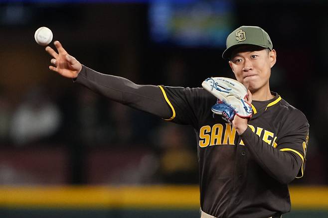 <yonhap photo-3882=""> San Diego Padres second baseman Sung-Mun Song makes the throw to first base for the out against Seattle Mariners' Randy Arozarena during the sixth inning of a baseball game, Friday, May 15, 2026, in Seattle. (AP Photo/Lindsey Wasson)/2026-05-16 12:36:03/ <저작권자 ⓒ 1980~2026 ㈜연합뉴스. 무단 전재 재배포 금지, AI 학습 및 활용 금지></yonhap>