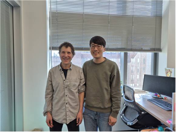 2024년 노벨화학상 수상자인 워싱턴대 베이커(David Baker) 교수(왼쪽)와 포항공대 이상민 교수. [사진=과기정통부]