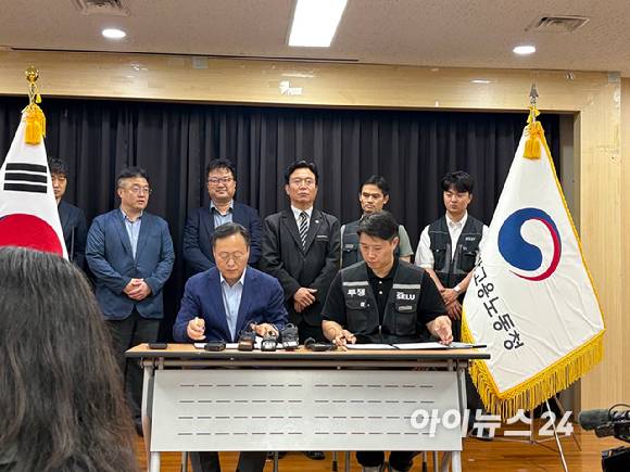 여명구 삼성전자 부사장(왼쪽)과 최승호 초기업노조 위원장이 20일 수원 경기고용노동청에서 열린 성과급 제도 개편에 합의하고 서명하고 있다. [사진=권서아 기자]