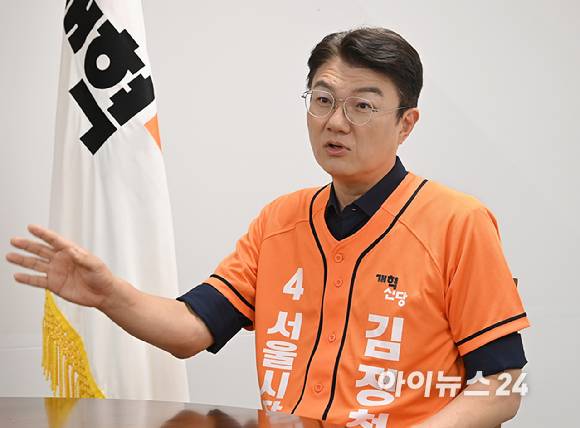 김정철 개혁신당 서울시장 후보가 20일 서울 여의도 국회에서 아이뉴스24와 인터뷰를 하고 있다. [사진=곽영래 기자]