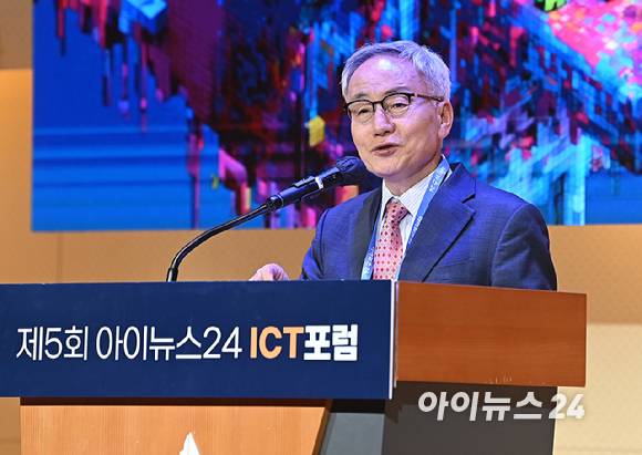 종합경제미디어 아이뉴스24가 주최하는 국내 게임과 콘텐츠 전반의 대세로 자리매김한 키워드인 '서브컬쳐'를 조망하는 ICT포럼 '비주류의 주류화: 서브컬쳐의 성공 노하우는' 이 21일 오후 서울 페럼타워에서 열렸다.박동석 아이뉴스24 사장이 개회사를 하고 있다. [사진=곽영래 기자]