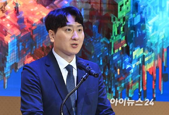 종합경제미디어 아이뉴스24가 주최하는 국내 게임과 콘텐츠 전반의 대세로 자리매김한 키워드인 '서브컬쳐'를 조망하는 ICT포럼 '비주류의 주류화: 서브컬쳐의 성공 노하우는' 이 21일 오후 서울 페럼타워에서 열렸다. 최원석 문화체육관광부 게임콘텐츠산업과 과장이 최성희 문화체육관광부 문화미디어산업실 콘텐츠미디어산업관의 축사를 대독하고 있다. [사진=곽영래 기자]