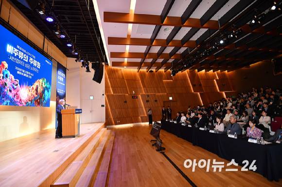 종합경제미디어 아이뉴스24가 주최하는 국내 게임과 콘텐츠 전반의 대세로 자리매김한 키워드인 '서브컬쳐'를 조망하는 ICT포럼 '비주류의 주류화: 서브컬쳐의 성공 노하우는' 이 21일 오후 서울 페럼타워에서 열렸다.박동석 아이뉴스24 사장이 개회사를 하고 있다. [사진=곽영래 기자]
