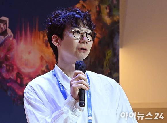 종합경제미디어 아이뉴스24가 주최하는 국내 게임과 콘텐츠 전반의 대세로 자리매김한 키워드인 '서브컬쳐'를 조망하는 ICT포럼 '비주류의 주류화: 서브컬쳐의 성공 노하우는' 이 21일 오후 서울 페럼타워에서 열렸다.김현우 네이버웹툰 컷츠 콘텐츠 리드가 강연을 하고 있다. [사진=곽영래 기자]