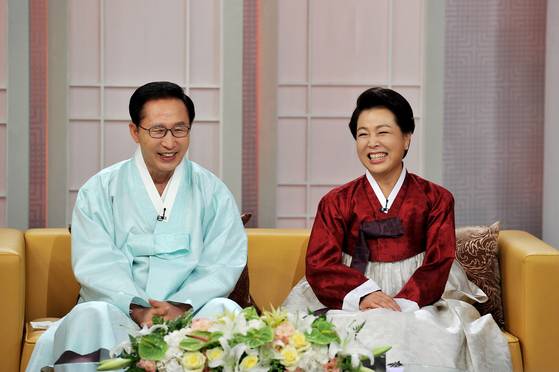 이명박 전 대통령의 대통령 재임 시절인 2010년 9월 21일 이 전 대통령과 김윤옥 여사가 KBS 1TV 생방송 토크쇼 아침마당 '대통령부부의 사람사는 이야기'에 출연한 모습. 사진 청와대 제공