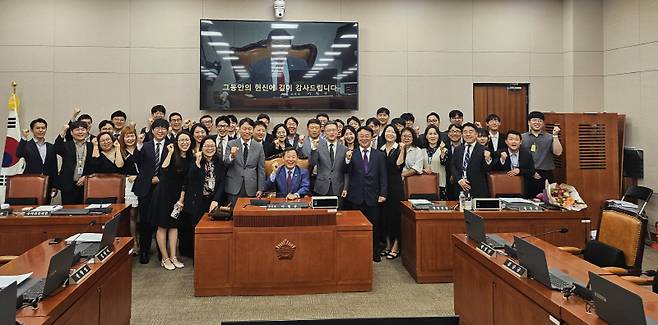 ▲ 국회 산업통상자원중소벤처기업위원회 이철규 위원장이 20일 국회에서 마지막 전체회의를 마무리하고 행정실 직원들과 기념촬영을 하고 있다.