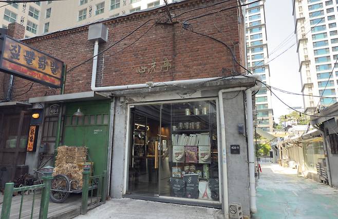 Cafe Simsaejeong, which has transformed a former rice store into a cafe [WOO JI-WON]