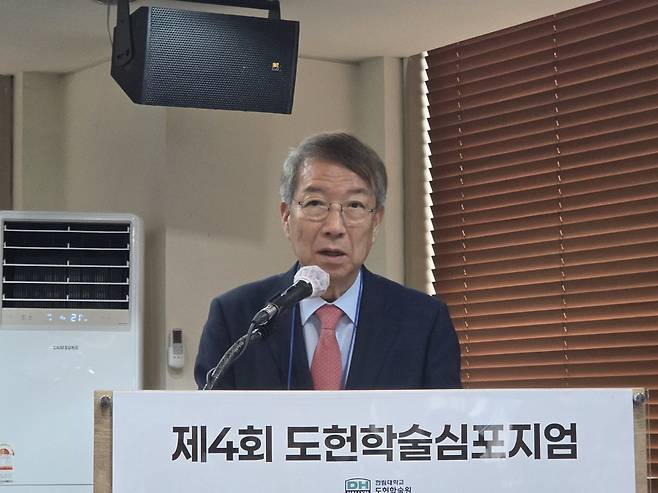 정운찬 전 총리가 한림대학교 도헌학술심포지엄에서 기조강연을 하고 있다. 이찬종 기자