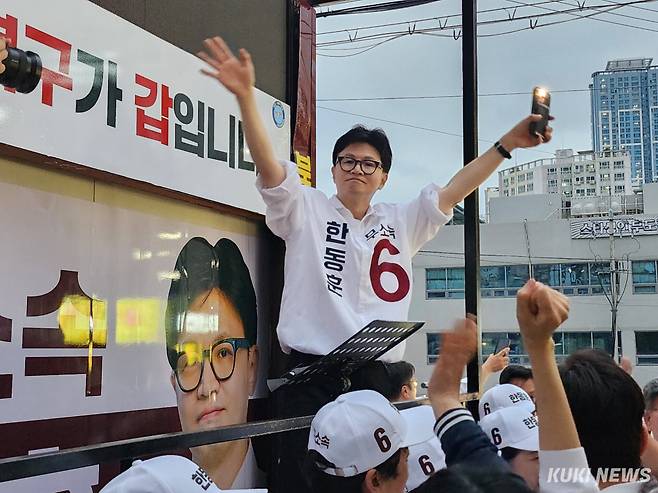 한동훈 무소속 부산 북갑 후보가 21일 부산 북구 구포시장 쌈지공원에서 열린 출정식을 마친 뒤 지지자들에게 인사를 하고 있다. 전재훈 기자