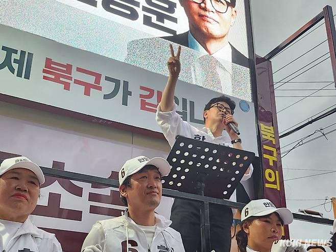 한동훈 무소속 부산 북갑 후보가 21일 부산 북구 구포시장 쌈지공원에서 열린 출정식에서 연설을 하고 있다. 전재훈 기자