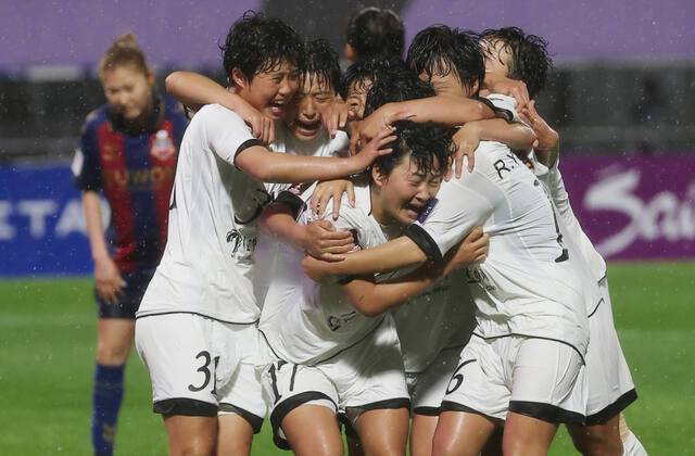 20일 수원종합운동장에서 열린 아시아축구연맹(AFC) 여자 챔피언스리그(AWCL) 4강 수원FC 위민과 내고향여자축구단의 경기. 내고향 김경영이 골을 넣고 동료들과 기뻐하고 있다.연합뉴스