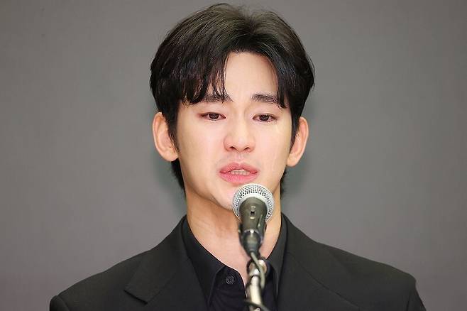 배우 김수현이 서울 마포구 스탠포드 호텔에서 미성년자였던 배우 고 김새론과 교제했다는 의혹과 관련해 입장발표 기자회견을 하고 있다. 2025.3.31 / 사진=연합뉴스