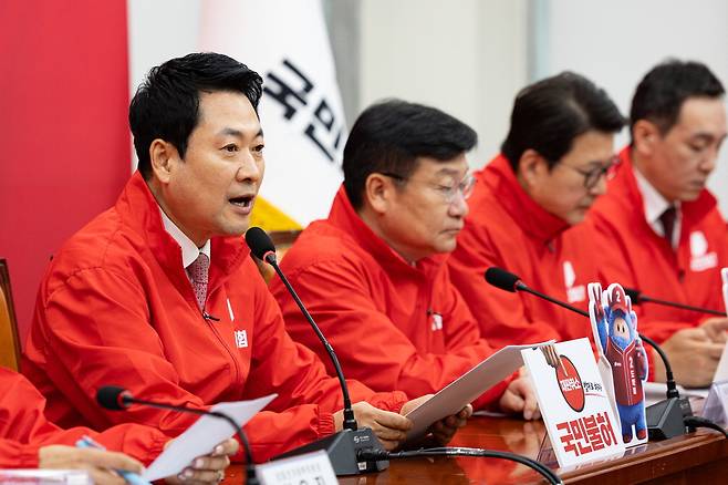 20일 중앙선거대책위원회의에서 모두발언을 하는 장동혁 국민의힘 대표(왼쪽). 뉴스1