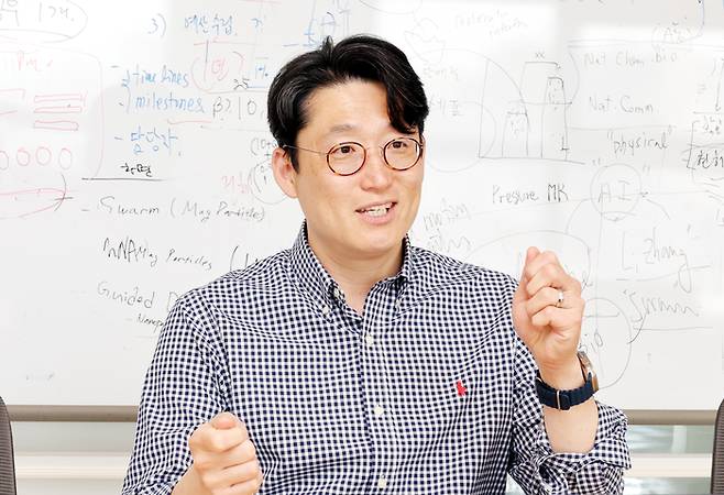 한남식 연세대 양자정보학과 교수가 지난 7일 서울 연세대 신촌캠퍼스 IBS관에서 매일경제와 인터뷰하고 있다. [김재훈 기자]