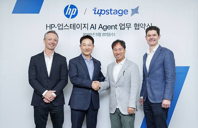 20일 HP 코리아에서 AI 에이전트 업무 협력을 위한 업무협약(MOU)을 체결한 후 기념촬영을 하고 있다. 왼쪽부터 데이비드 맥쿼리 HP 비즈니스 총괄 책임자, 강용남 HP 코리아 대표, 김성훈 업스테이지 대표, 마이클 보일 HP 그레이터 아시아 총괄 수석 부사장 겸 대표 이사. HP코리아
