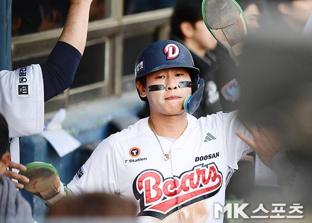 4월 18일 오후 서울 잠실구장에서 ‘2026 신한 SOL KBO 리그’ KIA 타이거즈와 두산 베어스 경기가 열렸다. 1회말 2사 3루에서 두산 3루주자 박찬호가 상대 실책으로 선취점을 올린 후 더그아웃 동료들과 하이파이브를 하고 있다. 사진=김영구 기자