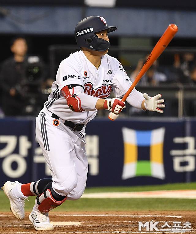 21일 서울 잠실야구장에서 ‘2026 프로야구’ NC 다이노스와 두산 베어스의 경기가 열렸다. 5회말 2사에서 두산 손아섭이 2루타를 치고 있다. 사진(잠실 서울)=천정환 기자