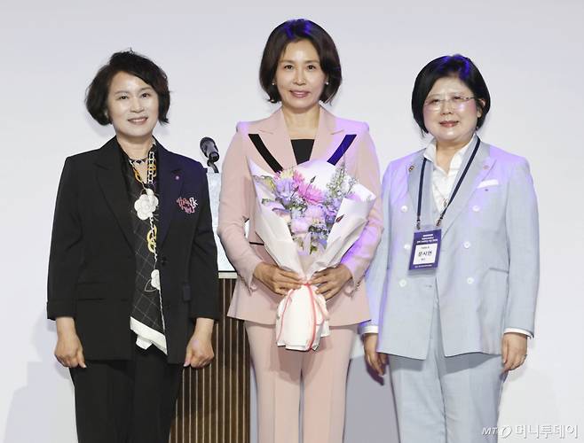 [서울=뉴시스] 최동준 기자 = 김혜경 여사가 21일 서울 강남구 한 호텔에서 열린 숙명 창학 120주년 기념 전야제에서 자랑스러운 숙명인상을 수상한 뒤 기념촬영을 하고 있다. 2026.05.21. photocdj@newsis.com /사진=