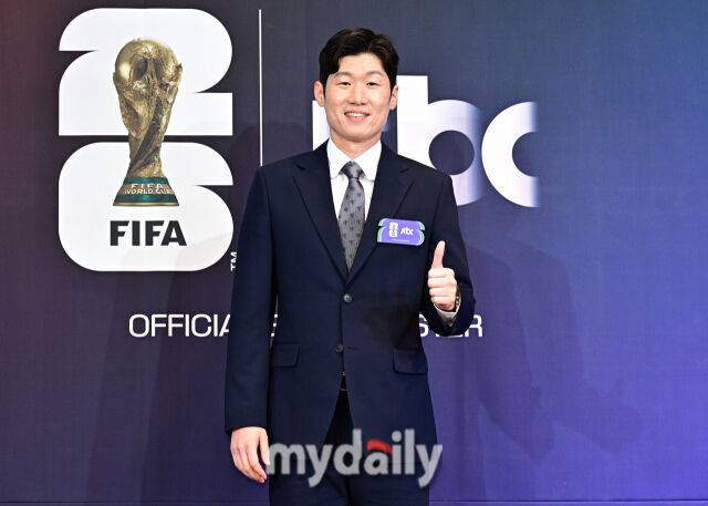 박지성 해설위원이 21일 서울 앰배서더 풀만 호텔에서 진행된 JTBC '2026 FIFA 북중미 월드컵' 기자간담회에 참석했다. 이번 행사에는 곽준석 JTBC 방송중계단장과, 배성재·이광용·정용검 캐스터, 박지성·김환·이주헌 해설위원이 참석해 JTBC의 월드컵 중계 방향성을 소개했다. /앰배서더서울풀만호텔=한혁승 기자