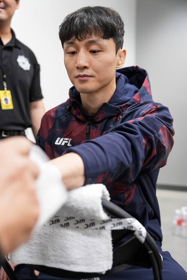 지난 17일 경기 당일 정권 밴디지를 감는 최두호의 모습 [UFC 제공]