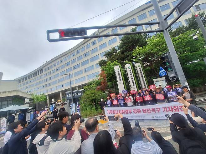 21일 축산관련단체협의회 소속 축산 단체장들이 정부세종청사 기후에너지기후부 앞에서 기자회견을 열고 김성환 장관의 ‘축산업 환경오염 주범’ 발언에 항의하며 사퇴를 촉구하고 있다. [축단협]