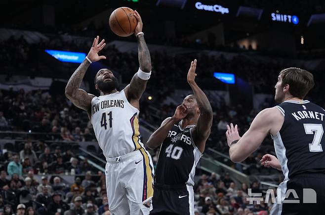 [샌안토니오=AP/뉴시스] 미국프로농구(NBA) 샌안토니오 스퍼스와 뉴올리언스 펠리컨스의 맞대결 장면. 2026.01.25.