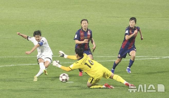 [수원=뉴시스] 조성봉 기자 = 20일 수원종합운동장에서 열린2025~2026 아시아축구연맹(AFC) 여자 챔피언스리그(AWCL) 준결승 전 수원FC위민과 내고향여자축구단 경기에서 내고향여자축구단 김경영이 슈팅을 하고 있다.2026.05.20.suncho21@newsis.com