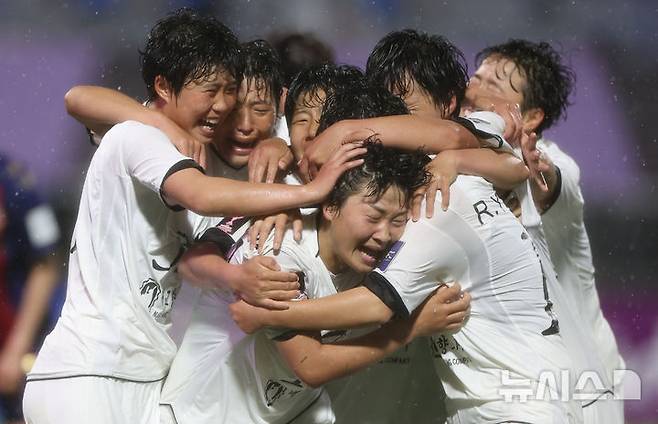 [수원=뉴시스] 황준선 기자 = 20일 오후 경기 수원종합운동장에서 열린 2025~2026시즌 아시아축구연맹(AFC) 여자 챔피언스리그(AWCL) 4강전 수원FC위민과 내고향여자축구단의 경기, 후반 내고향 김경영이 팀의 두 번째 골을 넣은 뒤 동료들과 기뻐하고 있다. 2026.05.20. hwang@newsis.com