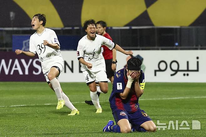 [수원=뉴시스] 김근수 기자 = 20일 오후 경기 수원종합운동장에서 열린 2025-26 아시아축구연맹(AFC) 여자챔피언스리그(AWCL) 4강전 수원FC위민과 내고향여자축구단의 경기 후반 수원FC위민 지소연이 패널티킥을 실축한 뒤 아쉬워하고 있다. 2026.05.20. ks@newsis.com