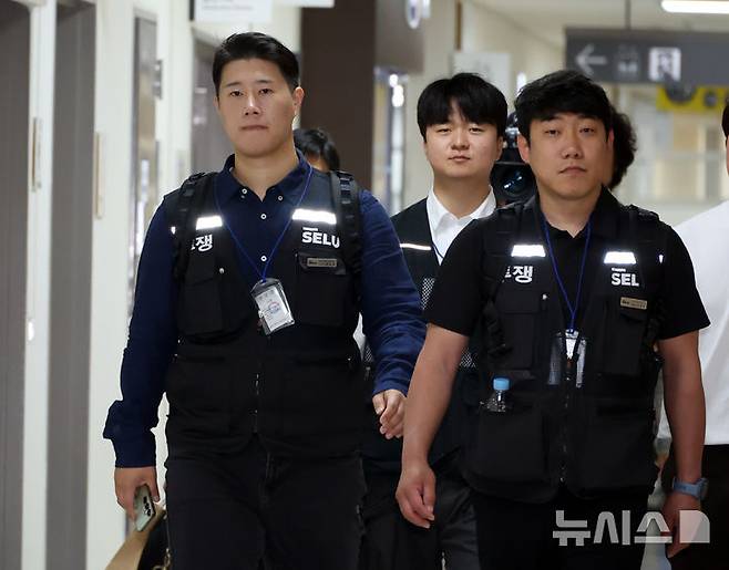 [세종=뉴시스] 강종민 기자 = 최승호 초기업노조 삼성전자지부 위원장이 19일 정부세종청사 중앙노동위원회에서 열리는 사후조정회의에 참석하고 있다. 2026.05.19. ppkjm@newsis.com