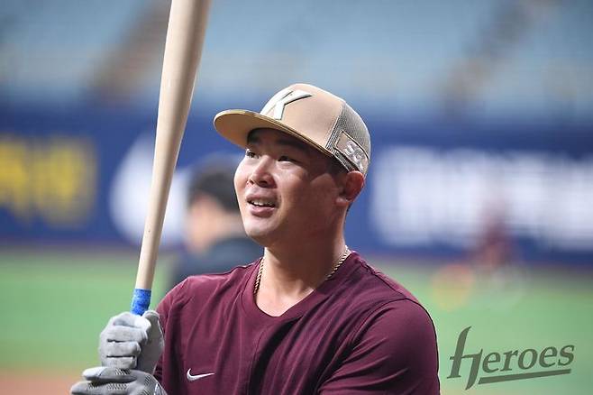 [서울=뉴시스] 프로야구 키움 히어로즈의 케스턴 히우라가 21일 서울 고척스카이돔에서 열리는 2026 신한 쏠 KBO리그 SSG 랜더스와의 경기 전 몸풀기 운동을 하고 있다. (사진=키움 히어로즈 제공) 2026.05.21. *재판매 및 DB 금지