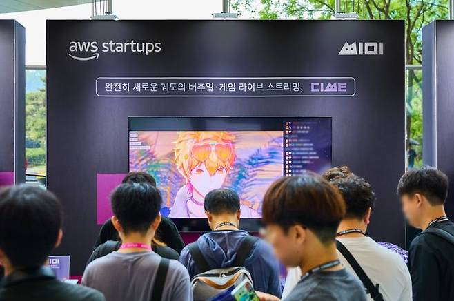 [서울=뉴시스] 마플코퍼레이션은 지난 20일부터 양일간 서울 강남구 코엑스에서 열린 'AWS 서밋 서울 2026'에서 '씨미' 라이브 스트리밍 기술과 버추얼 콘텐츠 서비스를 전시했다고 21일 밝혔다. 2026.05.21. (사진=마플코퍼레이션 제공) *재판매 및 DB 금지