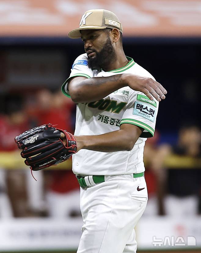 [서울=뉴시스] 정병혁 기자 = 21일 서울 구로구 고척스카이돔에서 열린 2026 KBO 리그 SSG 랜더스와 키움 히어로즈의 경기, 7회초 2사 1루 상황 SSG 안상현 타석 때 이닝을 마친 키움 선발 알칸타라가 덕아웃을 향하며 기뻐하고 있다. 2026.05.21. jhope@newsis.com