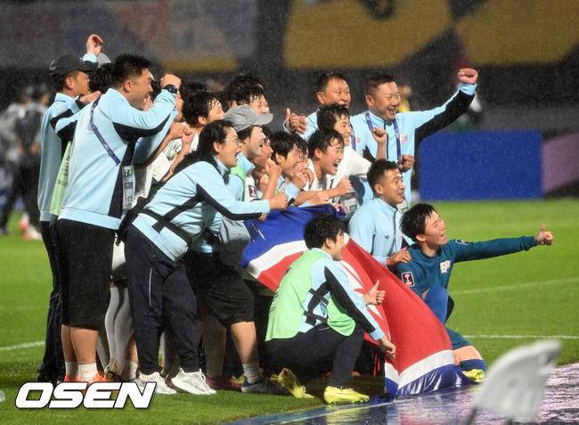 [OSEN=수원, 이대선 기자] 수원FC 위민은 20일 수원종합운동장에서 열린 2025-2026시즌 아시아축구연맹(AFC) 여자 챔피언스리그(AWCL) 4강전에서 북한 평양 내고향여자축구단과 경기에서 1-2로 패배했다.경기 종료 후 내고향여자축구단 선수단이 인공기를 펼치고 기념촬영을 하고 있다. 2026.05.20 /sunday@osen.co.kr