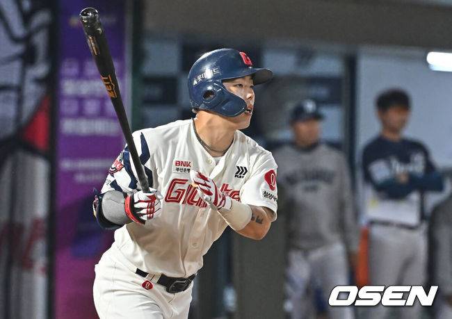 [OSEN=부산, 이석우 기자] 14일 부산 사직야구장에서 2026 신한 SOL KBO 리그 롯데 자이언츠와 NC 다이노스의 경기가 열렸다. 홈팀 롯데는 나균안이, 방문팀 NC는 토다가 선발 출전했다.롯데 자이언츠 고승민이 6회말 1사 3루 우익수 앞 1타점 안타를 치고 있다. 2026.05.14 / foto0307@osen.co.kr