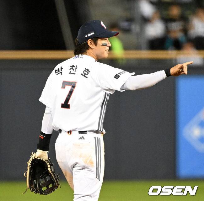 [OSEN=잠실, 이대선 기자] 21일 서울 잠실야구장에서 2026 신한 SOL KBO리그 두산 베어스와 NC 다이노스의 경기가 열렸다.이날 두산은 벤자민, NC는 토다를 선발로 내세웠다.6회초 1사에서 두산 박찬호가 NC 김주원을 직선타로 처리하며 환호하고 있다. 2026.05.21 /sunday@osen.co.kr