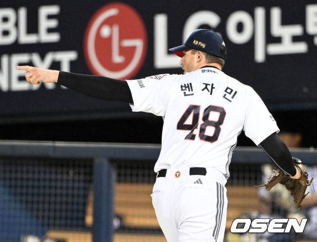 [OSEN=잠실, 이대선 기자] 21일 서울 잠실야구장에서 2026 신한 SOL KBO리그 두산 베어스와 NC 다이노스의 경기가 열렸다.이날 두산은 벤자민, NC는 토다를 선발로 내세웠다.8회초 2사 1루에서 두산 벤자민이 NC 도태훈을 병살타로 처리하고 환호하고 있다. 2026.05.21 /sunday@osen.co.kr