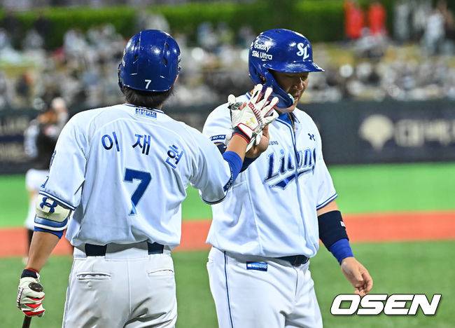 [OSEN=포항, 이석우 기자] 21일 포항야구장에서 2026 신한 SOL KBO 리그 삼성 라이온즈와 KT 위즈의 경기가 열렸다. 삼성 라이온즈 최형우가 7회말 무사 2,3루 류지혁의 좌익수 희생 플라이때 득점을 올리고 하이파이브를 하고 있다. 2026.05.21 / foto0307@osen.co.kr