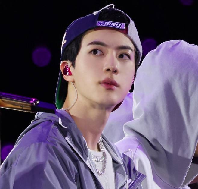 'JIN ROCKS THE GOLDEN STATE' 방탄소년단 진, 스탠퍼드의 밤 달군 '깃발 남신'..글로벌 팬심 '올킬'