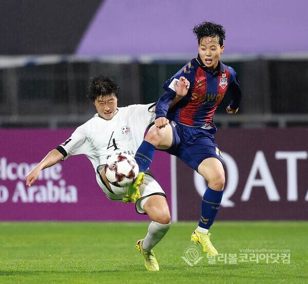 수원FC위민 전민지, 이명금과 볼 다툼.2026.5.20.