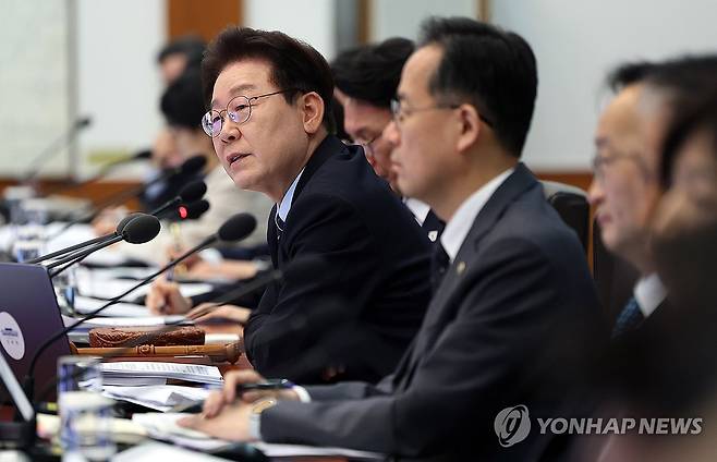 발언하는 이재명 대통령 (서울=연합뉴스) 김도훈 기자 = 이재명 대통령이 20일 청와대에서 열린 국무회의 겸 비상경제점검회의에서 발언하고 있다. 2026.5.20 superdoo82@yna.co.kr