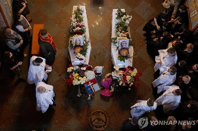 러시아 공격으로 희생된 우크라이나인 장례식 [AFP=연합뉴스. 재배포 및 DB 금지]