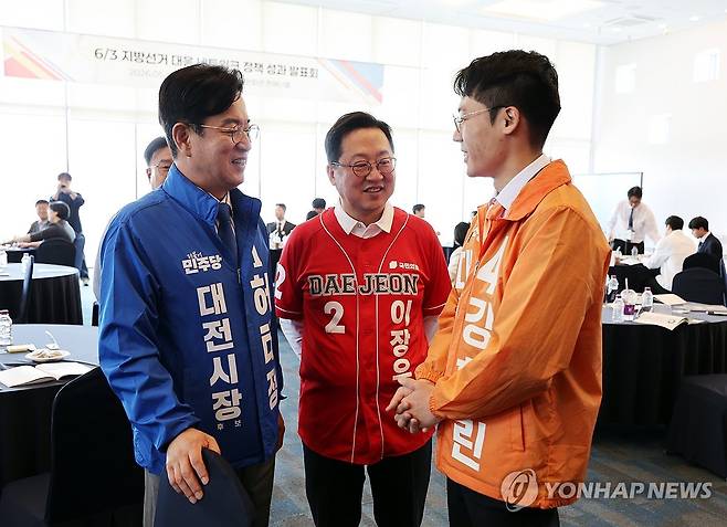'대전시장 누가 될까' (대전=연합뉴스) 이주형 기자 = 오는 6·3 지방선거 후보 등록을 마친 더불어민주당 허태정, 국민의힘 이장우, 개혁신당 강희린 대전시장 후보가 16일 한국과학기술원(KAIST)에서 열린 '6·3지방선거 대응 네트워크 정책 성과 발표회'에 참석해 서로 인사를 나누고 있다. 2026.5.16 coolee@yna.co.kr