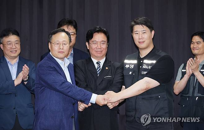 손 맞잡은 노사정 (수원=연합뉴스) 홍기원 기자 = 20일 경기도 수원시 장안구 경기고용노동청에서 열린 삼성전자 임금협상을 마친 후 여명구 삼성전자 DS(디바이스솔루션·반도체 사업 담당) 피플팀장과 최승호 삼성그룹 초기업노동조합 삼성전자지부 위원장이 잠정 합의안에 서명한 후 김영훈 고용노동부 장관과 손을 맞잡고 있다. 2026.5.20 [공동취재] xanadu@yna.co.kr