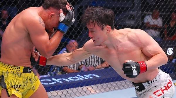 최두호의 강력한 보디샷 [UFC 제공. 재판매 및 DB 금지]