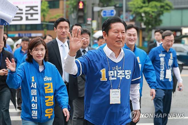 민주당 선거운동원들과 인사하는 정청래 대표 (서울=연합뉴스) 신현우 기자 = 더불어민주당 총괄상임선거대책위원장인 정청래 대표가 21일 서울 동작구 지하철 7호선 장승배기역 인근 사거리에서 민주당 류삼영 동작구청장 후보 지원 유세를 하며 선거운동원들과 인사하고 있다. 2026.5.21 nowwego@yna.co.kr