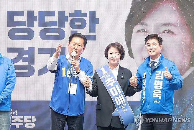 추미애 후보 유세 지원하는 정청래 총괄상임선대위원장 (성남=연합뉴스) 신현우 기자 = 더불어민주당 정청래 총괄상임선거대책위원장이 21일 경기도 성남시 서현역 로데오거리에서 민주당 추미애 경기도지사 후보와 김병욱 성남시장 후보 지원 유세를 하고 있다. 2026.5.21 nowwego@yna.co.kr